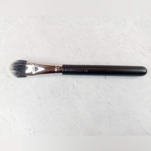 MAC Cosmetics 132 Duo Fibre Foundation Brush - Picture 1 of 5